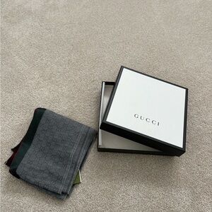 Gucci Men's Scarf in Grey